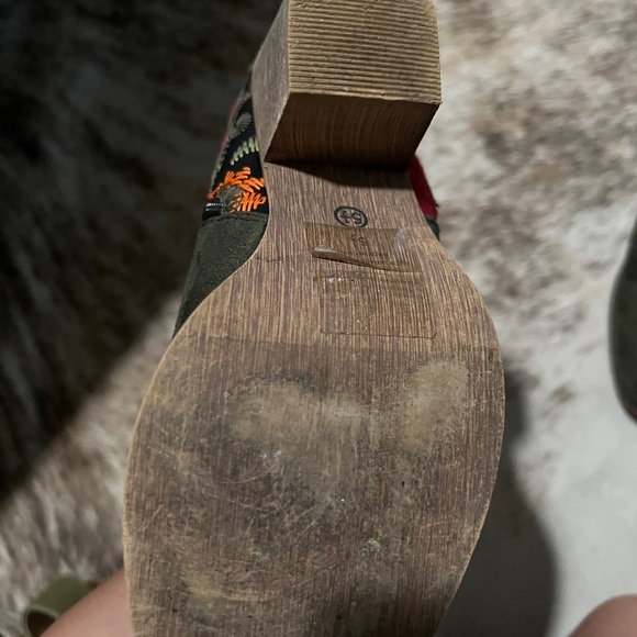 Tiara in Los Angeles embroidered booties - Picture 3 of 3